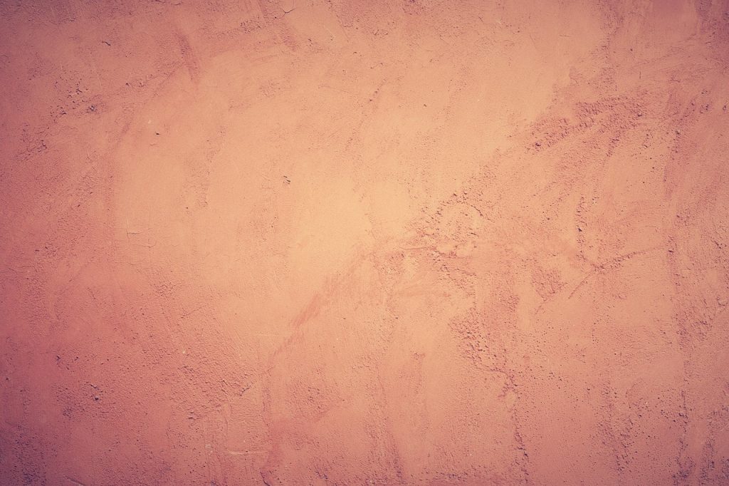 Mur enduit à la teinte ocre et à la texture mate