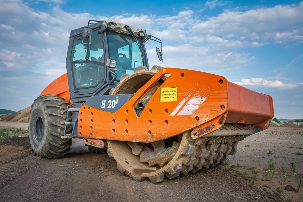 Engin de compactage sur un chantier de terrassement