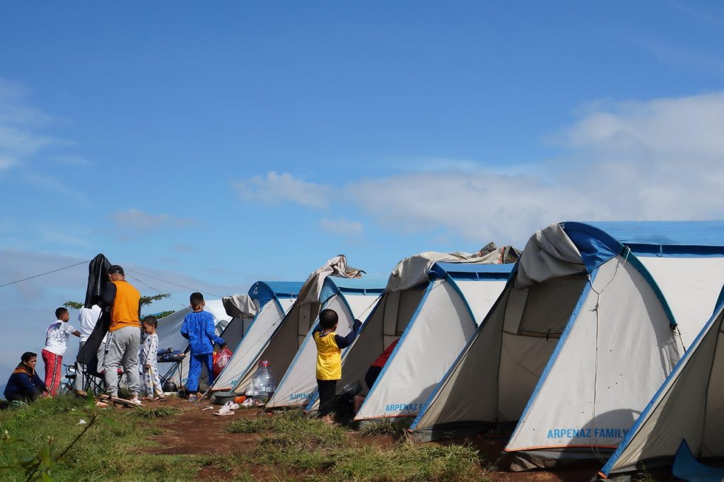 Tente de camping déployée sous la pluie en pleine nature