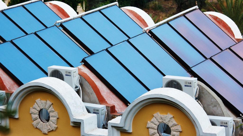 Capteurs solaires thermiques installés sur un toit