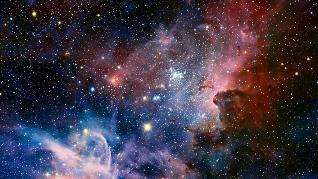 Nébuleuse colorée observée dans le ciel profond