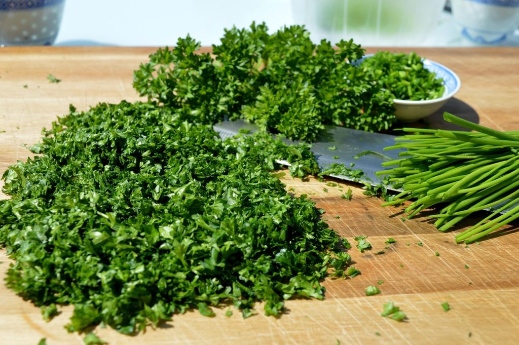 Ciboulette hachée prête à être congelée en bacs à glaçons