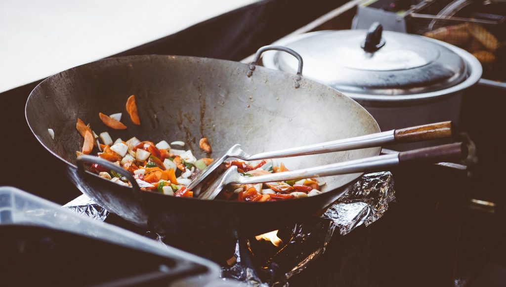 Cuisson de légumes au wok