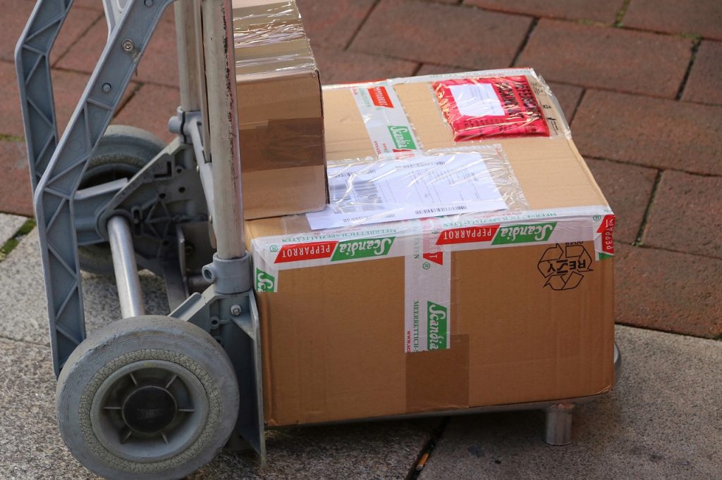 Colis en carton posés sur un diable pour la livraison