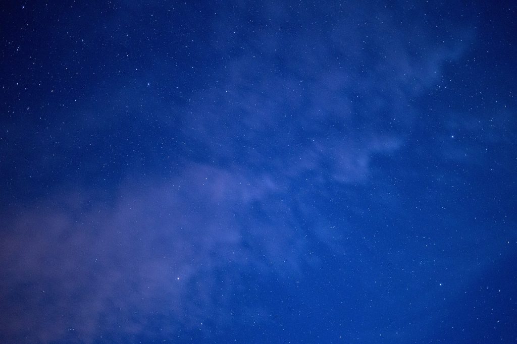 Ciel bleu strié de nuages fins au crépuscule