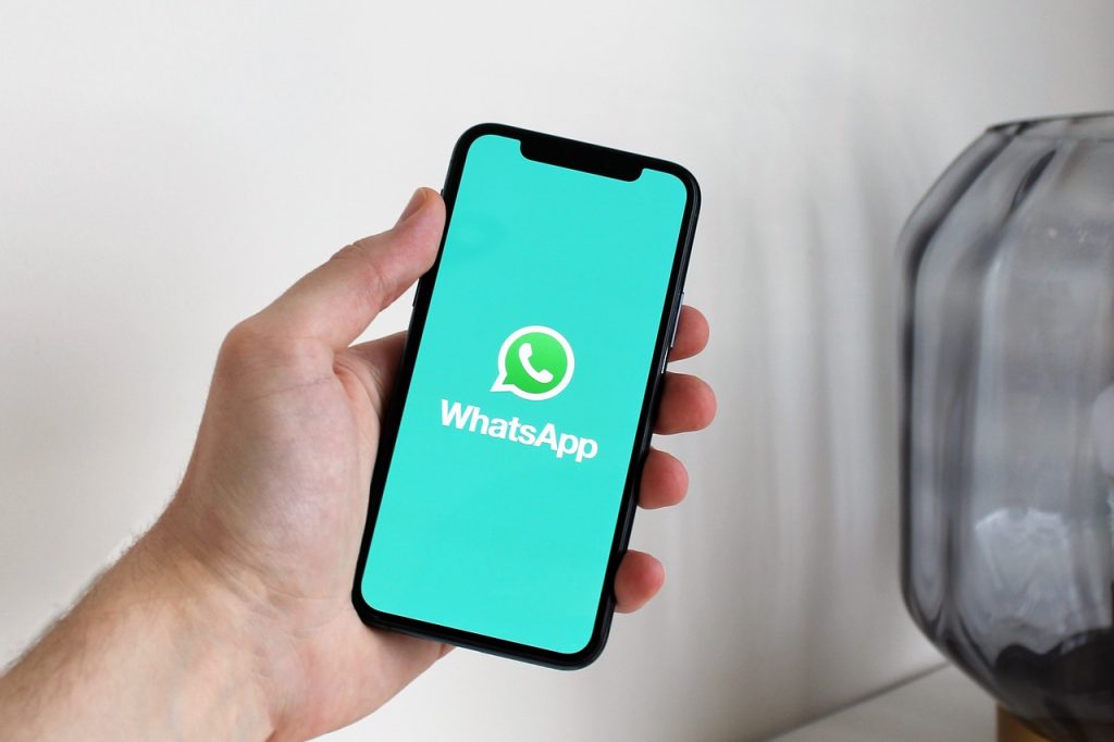 Smartphone affichant l'application WhatsApp