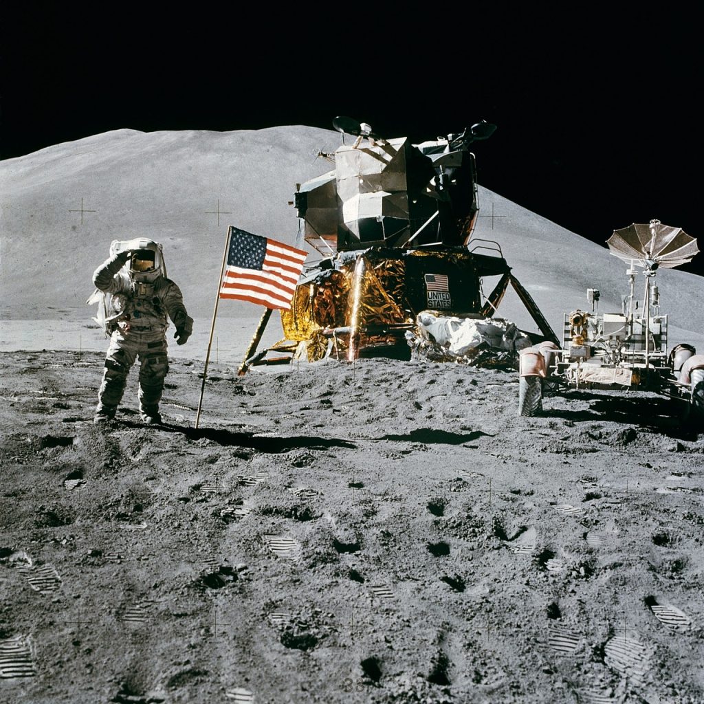 Astronaute et empreintes de pas sur le sol lunaire