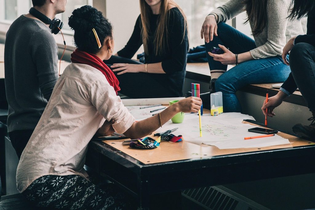 Groupe de personnes échangeant autour d'une table