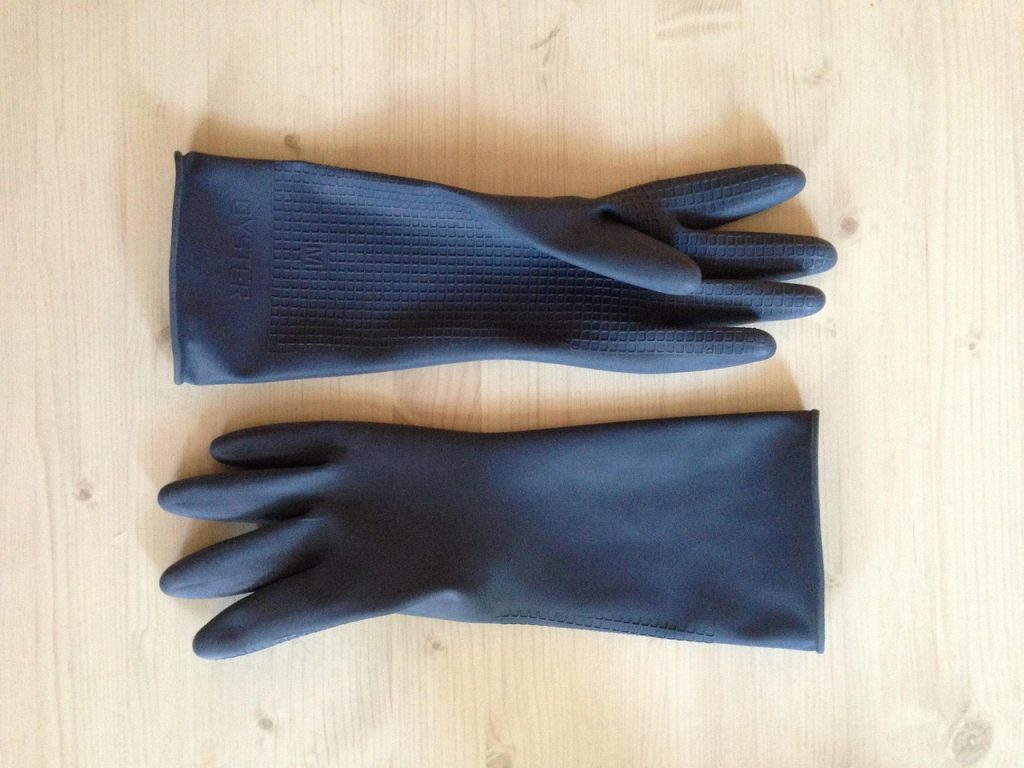 Gants en caoutchouc pour manipuler le Blanc de Meudon