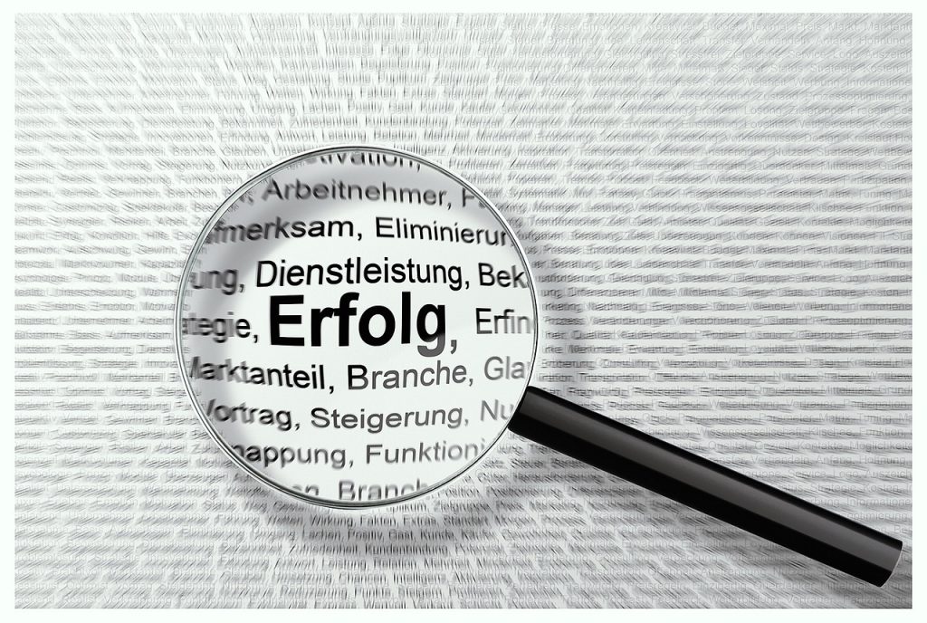 Loupe posée sur un document pour en vérifier les détails