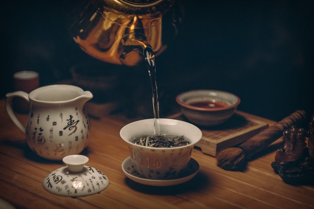 Thé vert versé dans une tasse