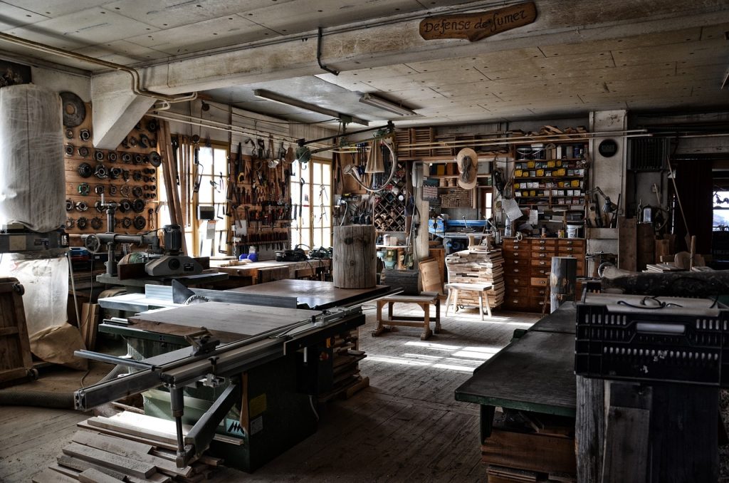 Atelier rempli d'outils pour un projet de bricolage