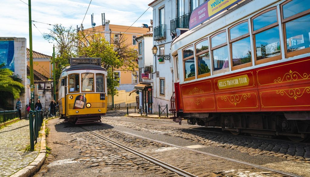 Tramways circulant dans une rue en centre-ville