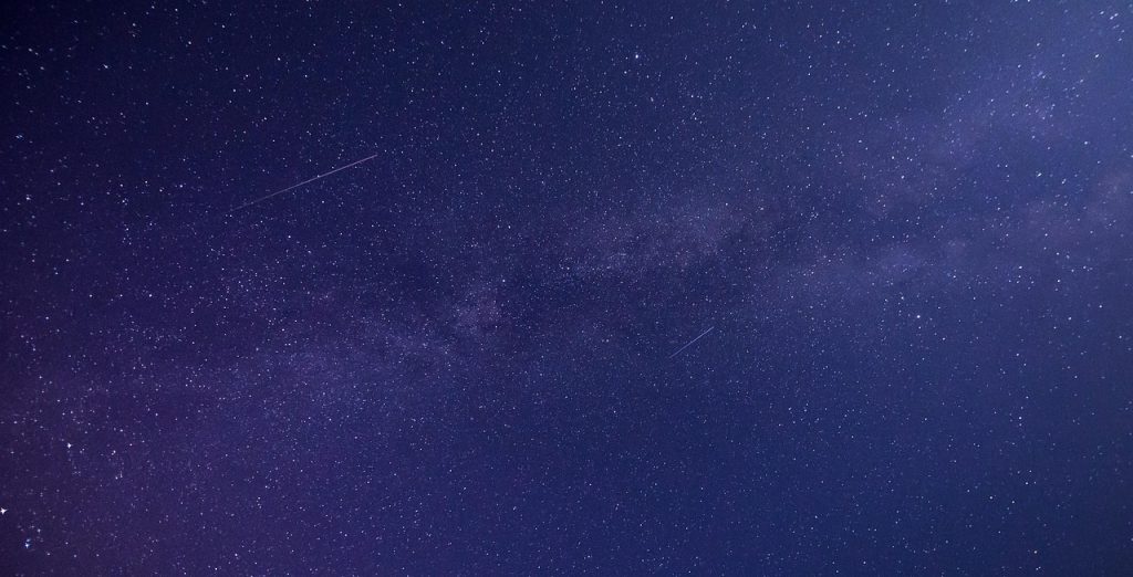 Ciel nocturne étoilé dans des tons violets
