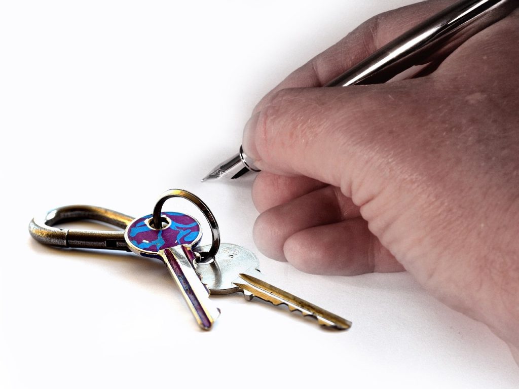 Signature d'un contrat de location, trousseau de clés