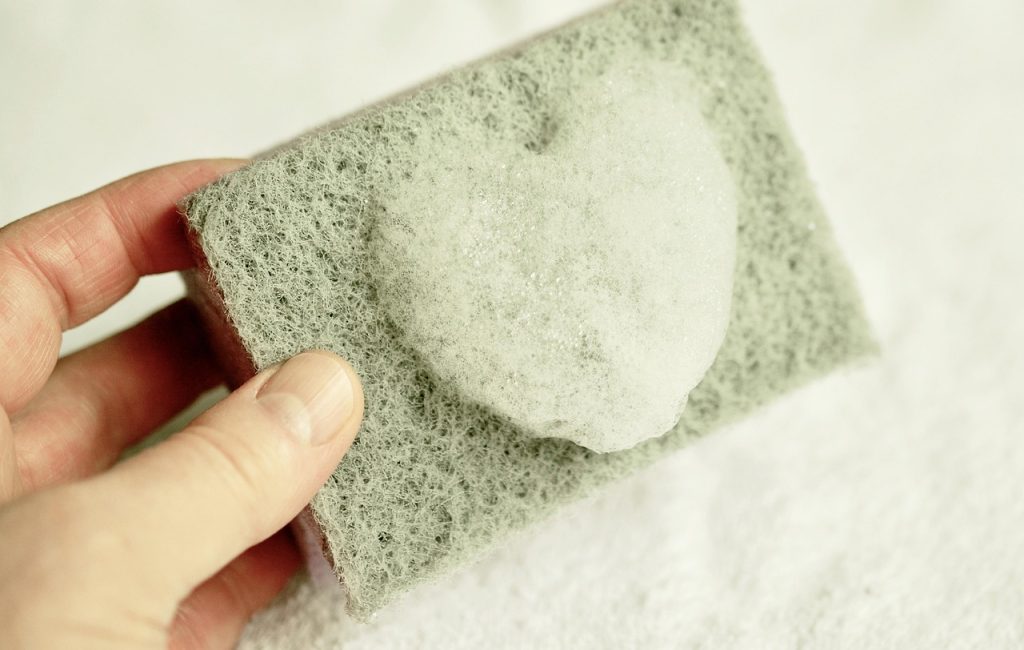 Éponge imprégnée de pâte nettoyante blanche