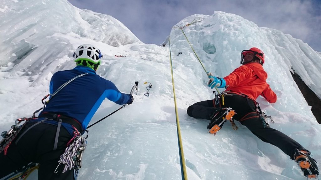 Alpinistes progressant sur une paroi de glace par grand froid