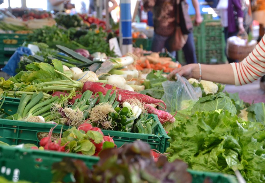 Étal de légumes frais et locaux sur un marché