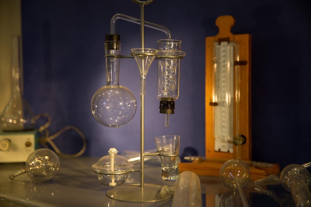 Matériel de laboratoire de physique avec tubes et instruments de mesure
