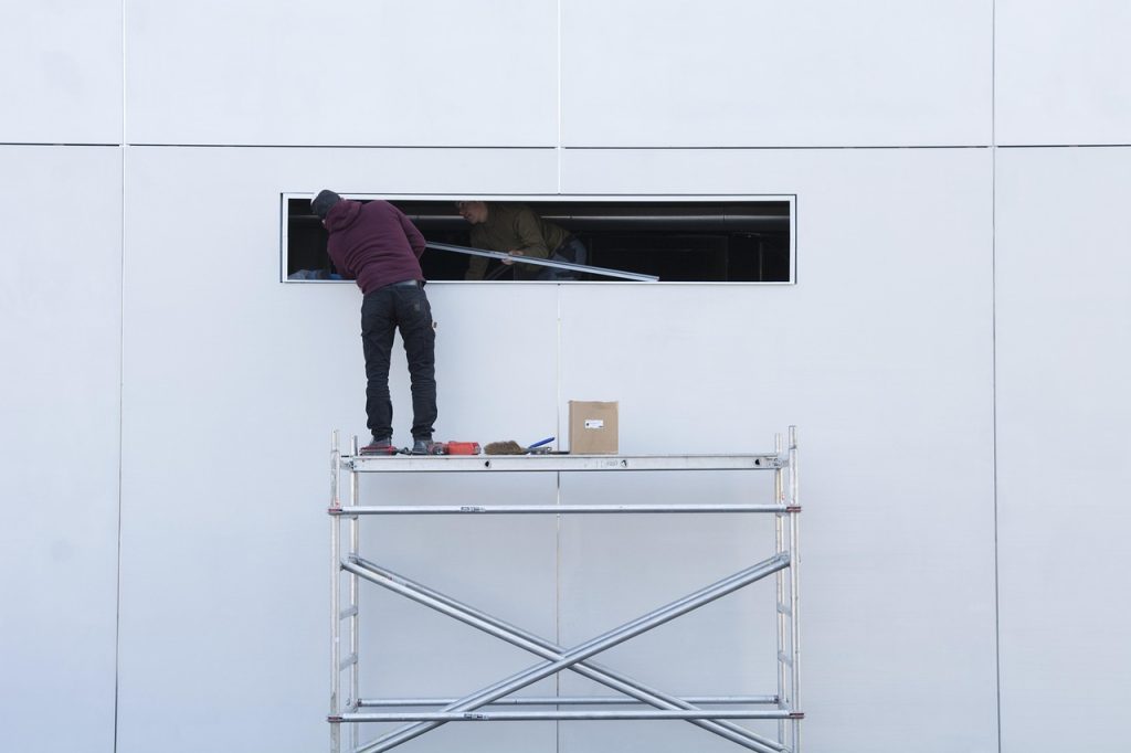 Ouvrier sur un échafaudage lors de travaux de façade
