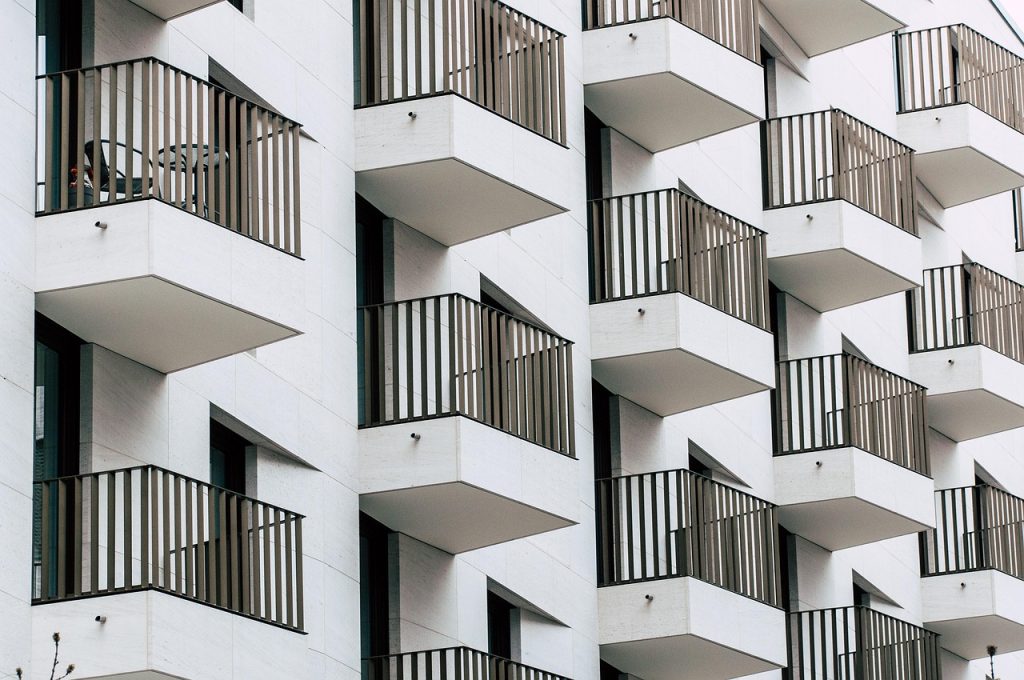 Façade d'un immeuble locatif avec balcons