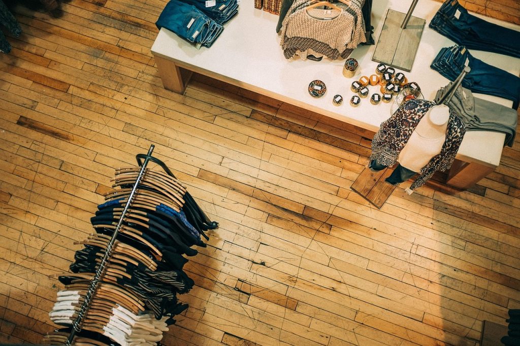 Rayons de vêtements dans un magasin de fast fashion