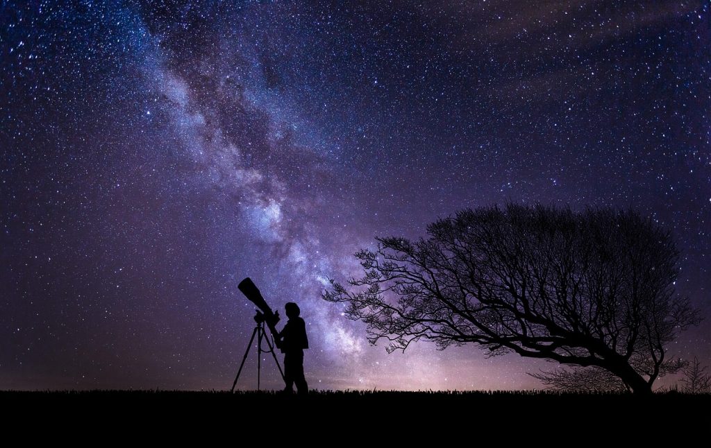Silhouette d'un observateur sous un ciel étoilé avec la Voie lactée