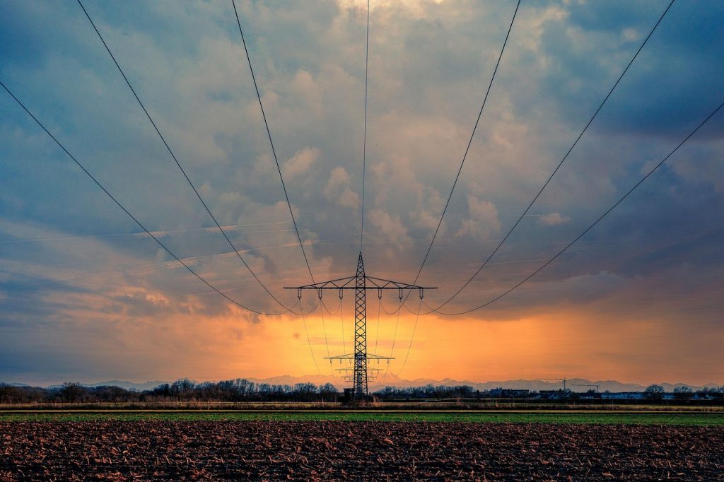 Pylône électrique au coucher du soleil