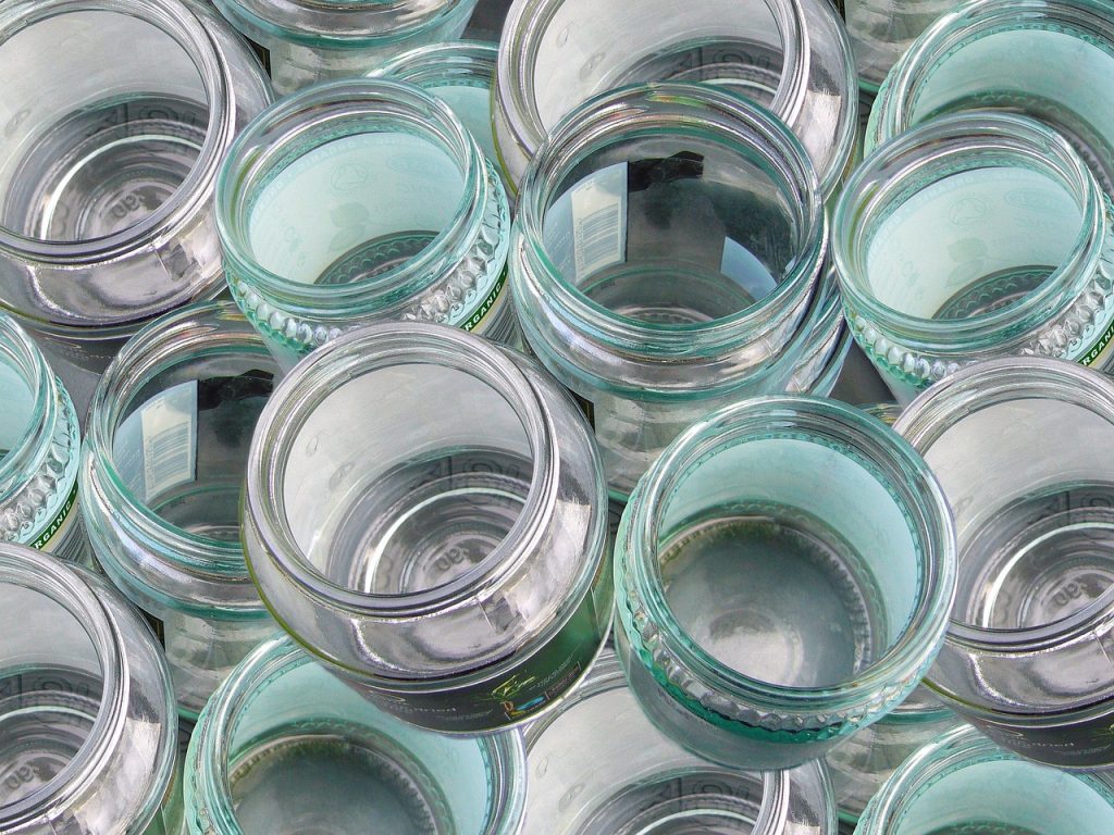 Bocaux et bouteilles en verre empilés pour le recyclage