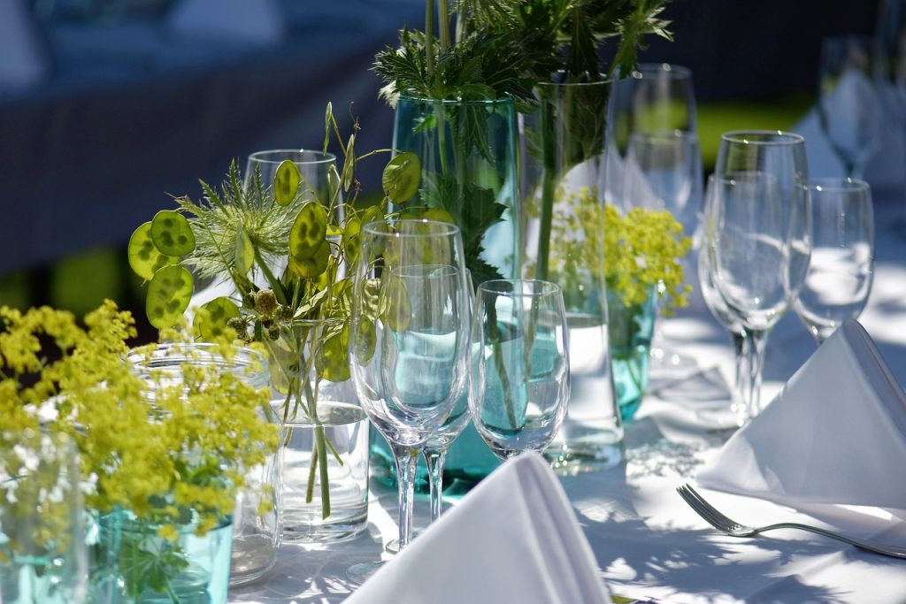Table conviviale dressée pour un dîner entre colocataires