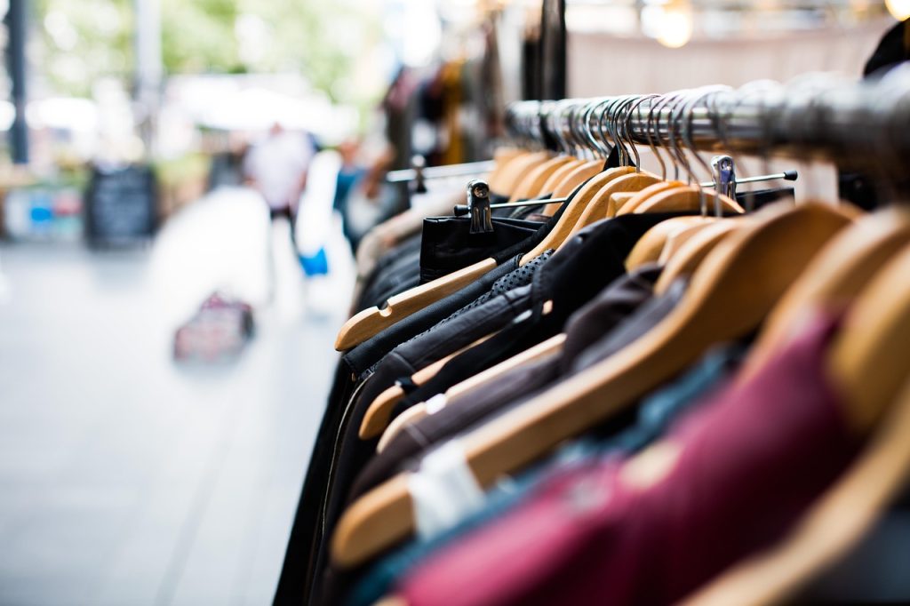 Portant de vêtements d'occasion proposés à la revente