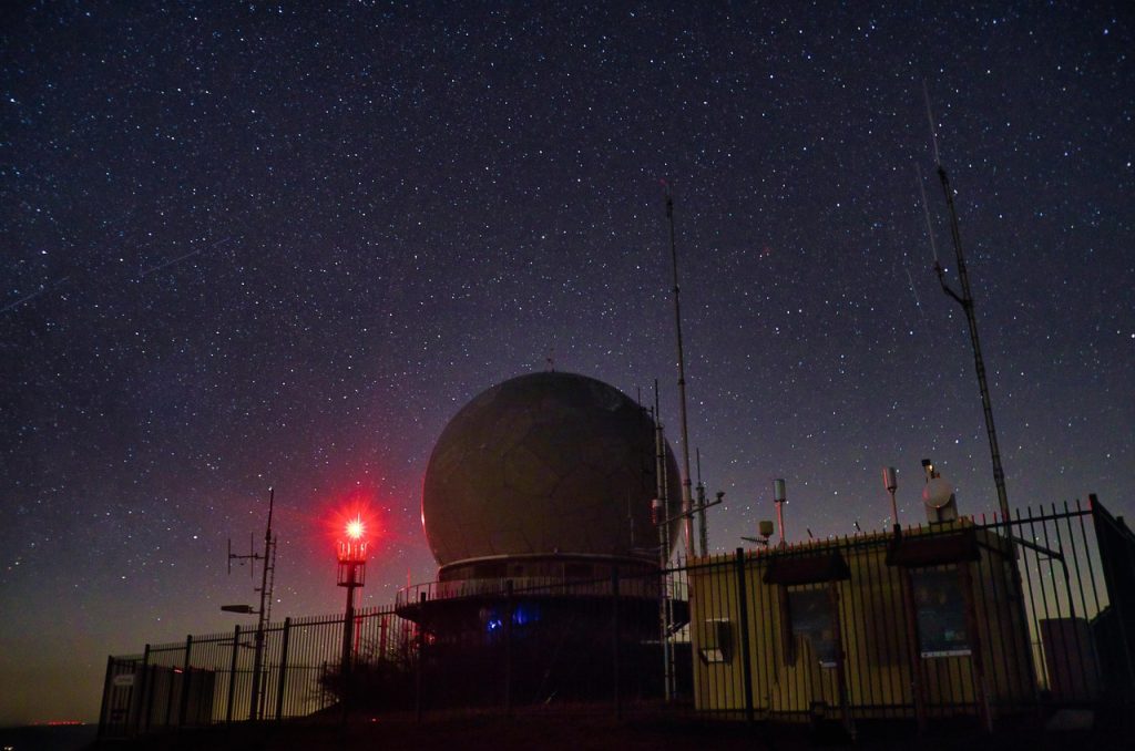 Dôme d'observatoire astronomique de nuit avec lumière rouge
