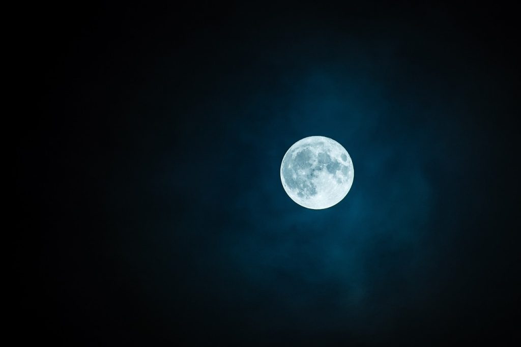 Pleine lune se détachant sur un ciel nocturne sombre