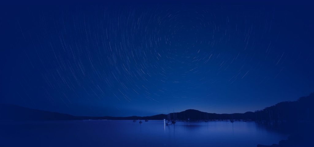 Ciel étoilé avec une traînée de météore visible