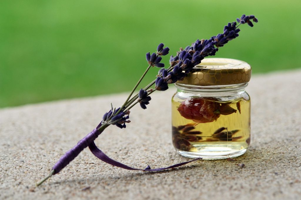 Flacon d'huile essentielle et fleurs de lavande