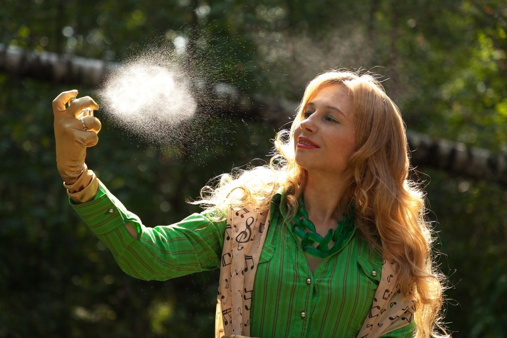 Vaporisation d'un spray sur les cheveux