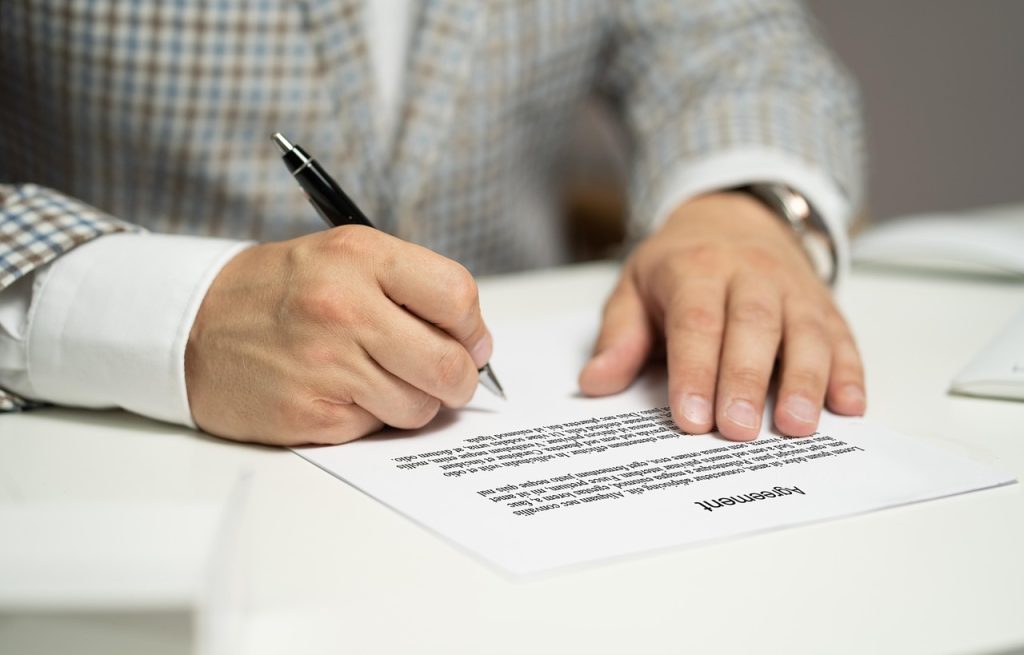 Signature d'un contrat de travaux avec l'artisan