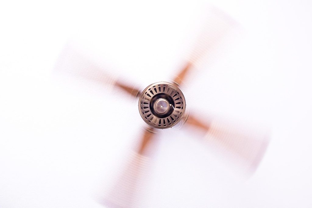 Ventilateur de plafond en rotation pour rafraîchir une pièce