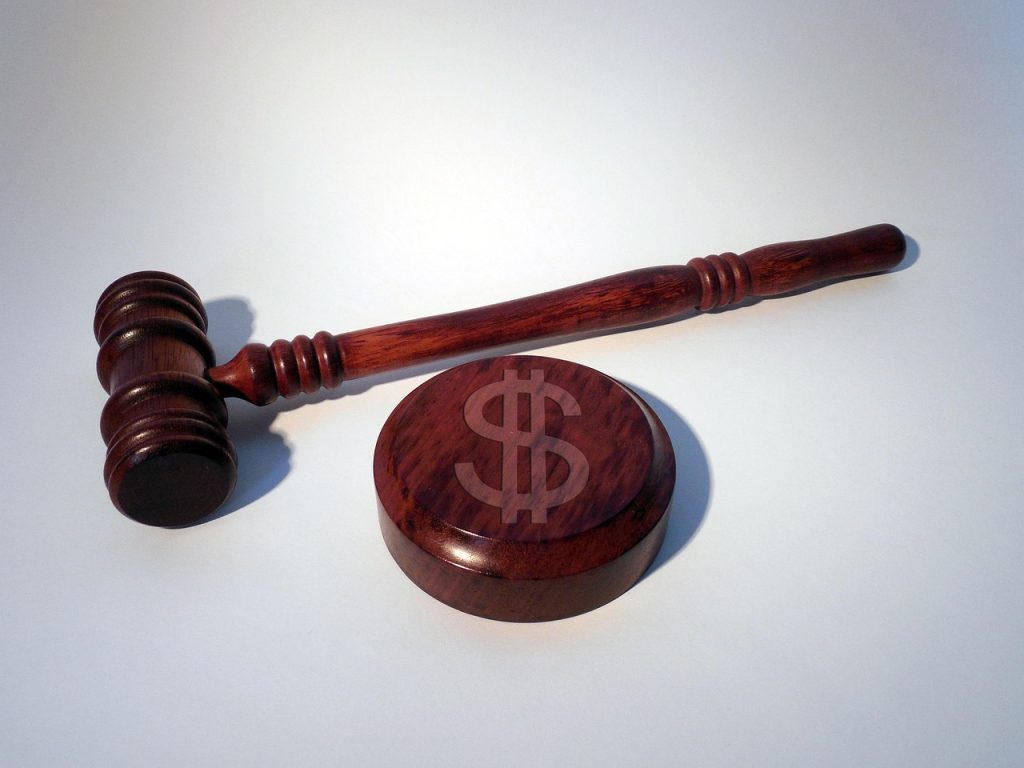 Marteau de juge symbolisant une sanction financière