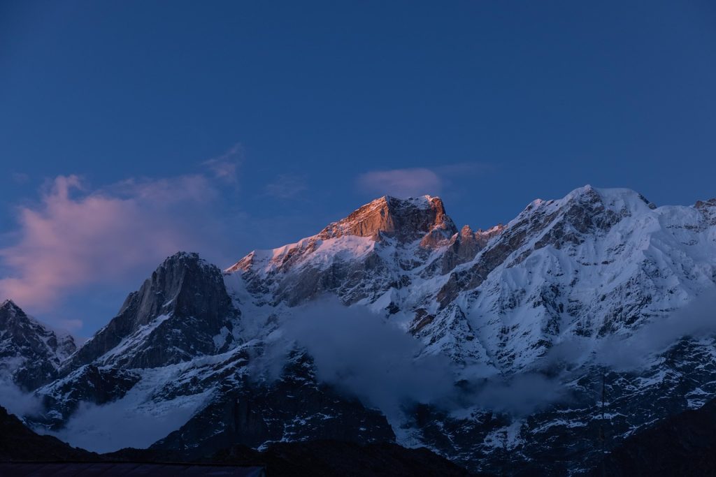 Sommets enneigés d'une chaîne de montagnes himalayenne