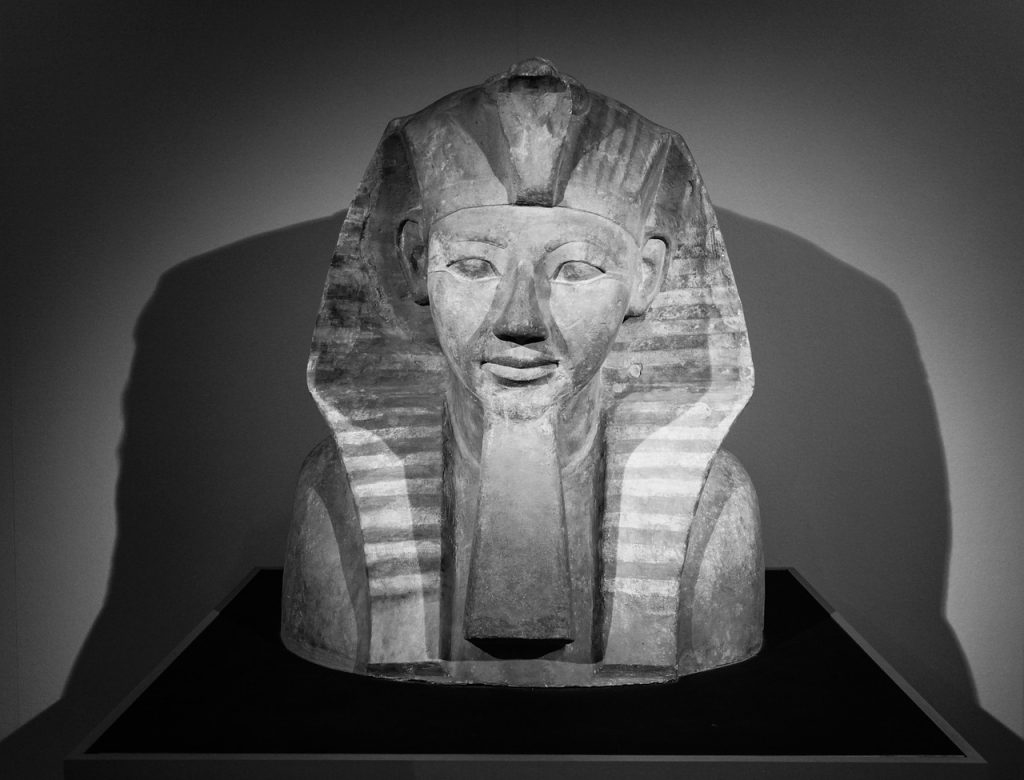 Statue égyptienne ancienne représentant un pharaon