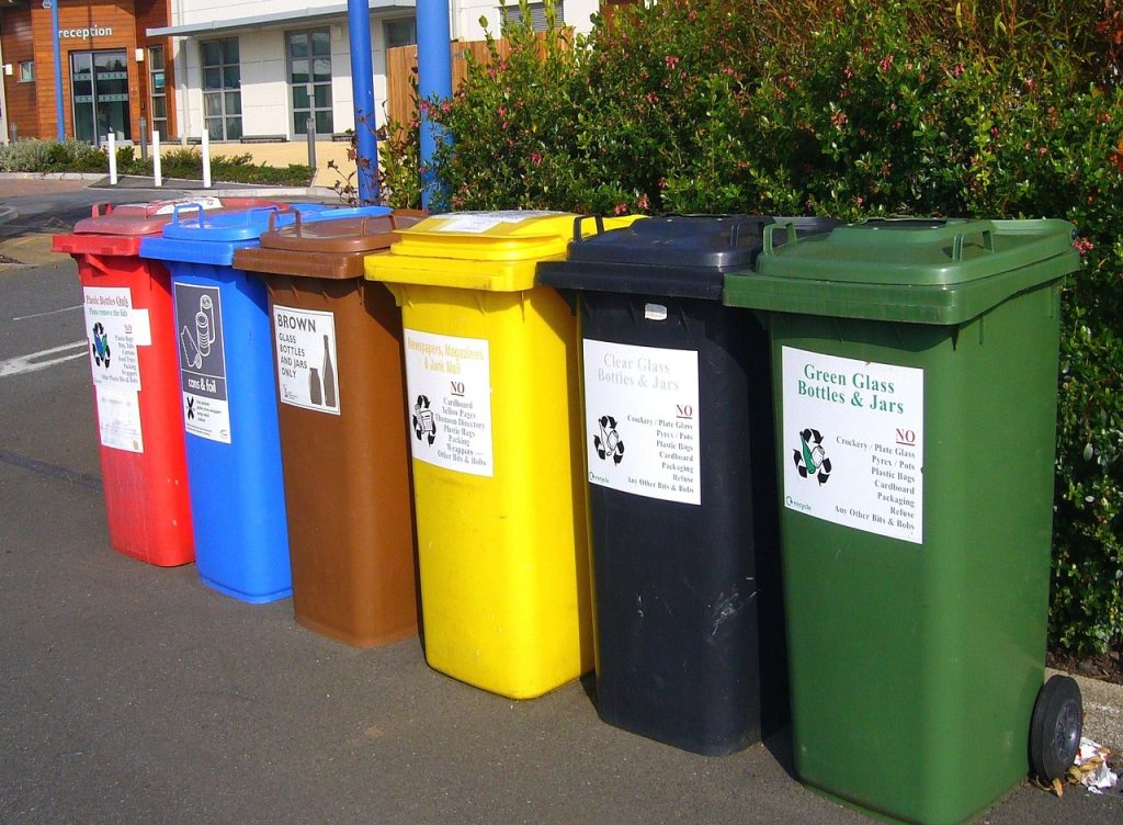 Rangée de bacs de tri sélectif colorés