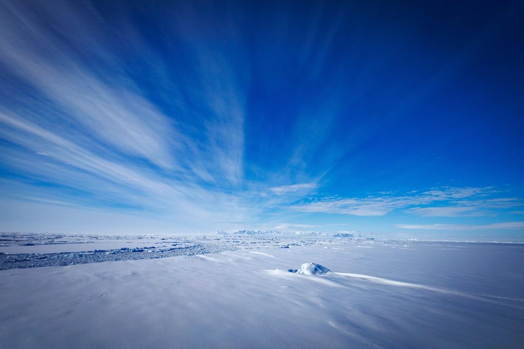 Paysage de glace et de ciel bleu en Antarctique