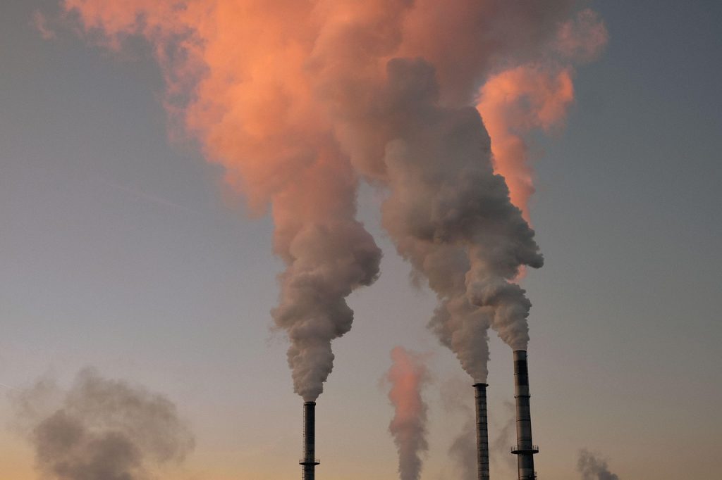 Fumée de pollution au-dessus d'une ville
