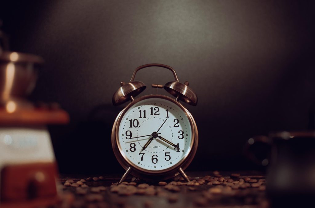 Réveil posé sur une table la nuit