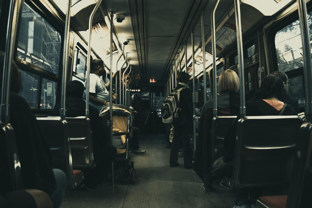 Passagers assis dans un bus de transport en commun