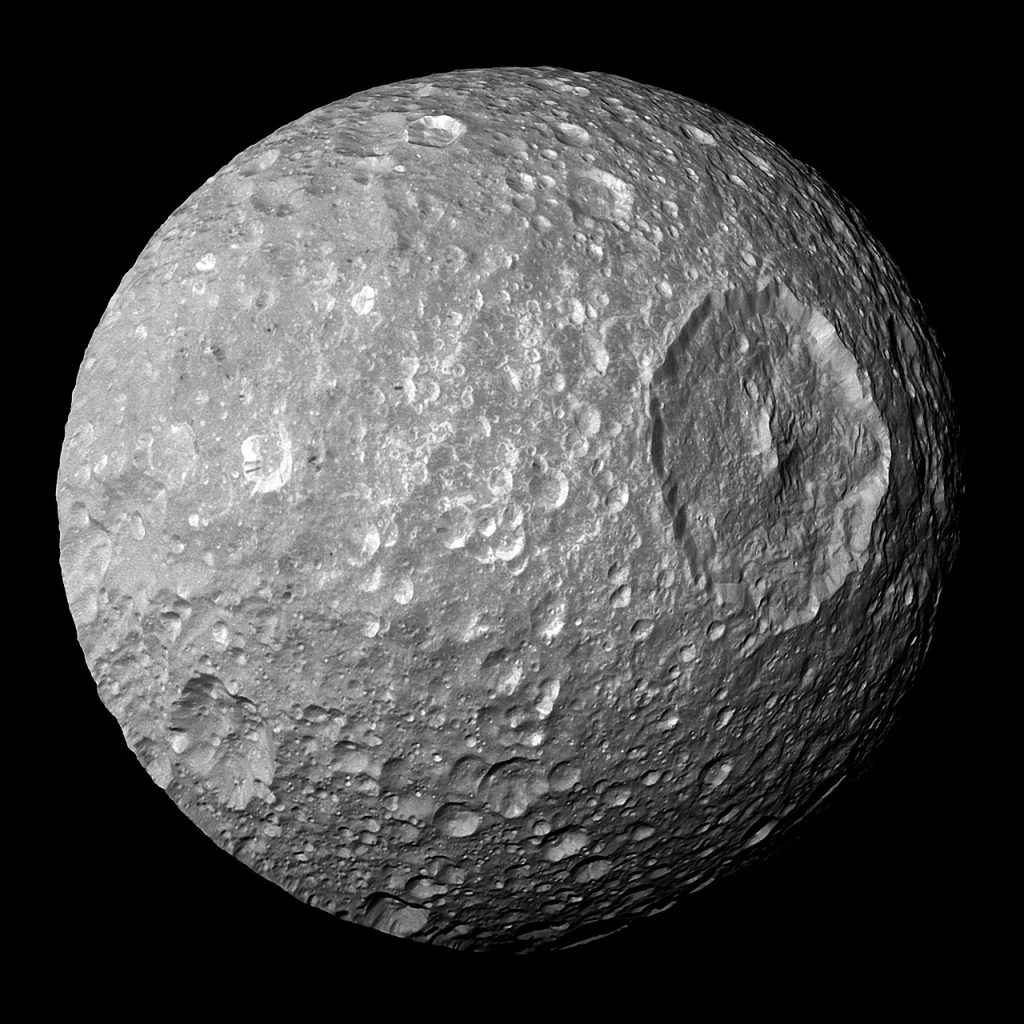 Lune glacée et cratérisée se détachant sur le noir de l'espace