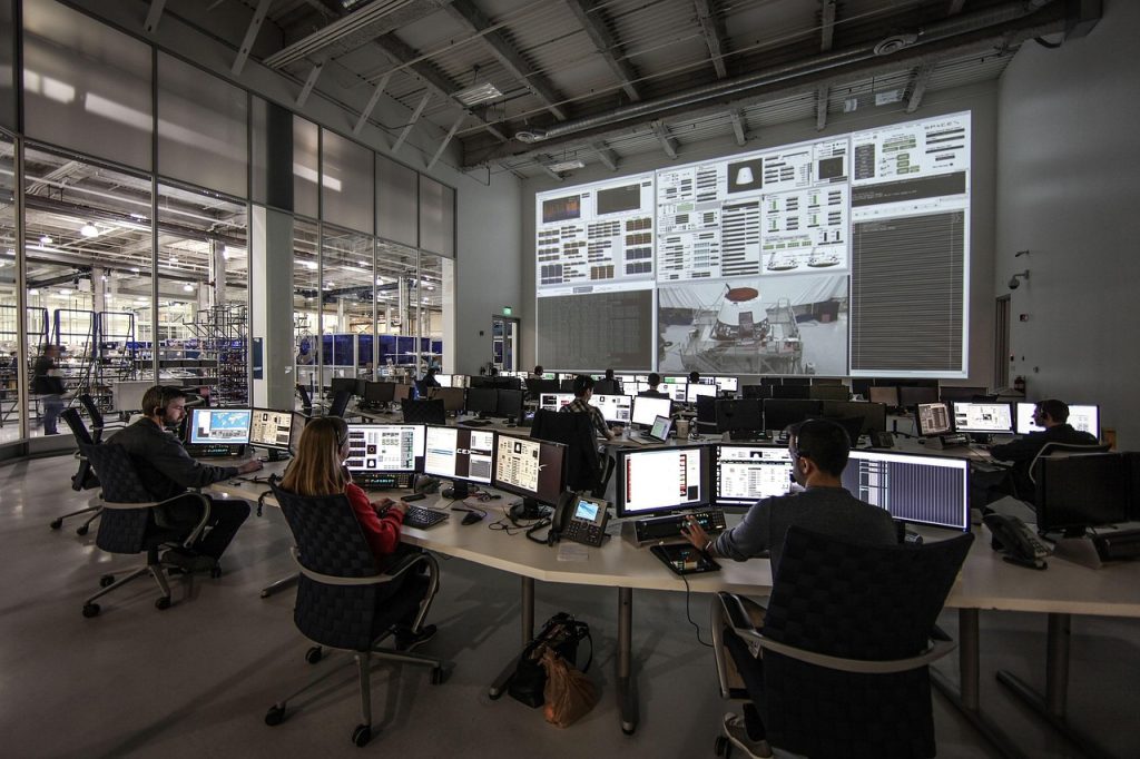 Salle de contrôle de mission spatiale