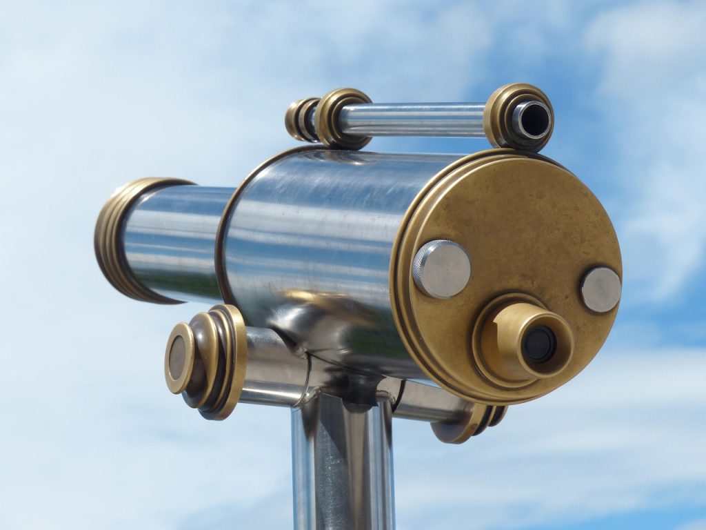 Télescope optique à lentilles sur un ciel bleu