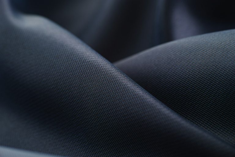 Dès maintenant, un tissu américain vous rafraîchit de 6 °C et recharge vos appareils